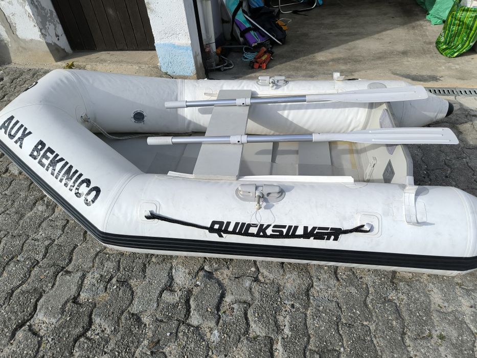 Barco em bom estado .