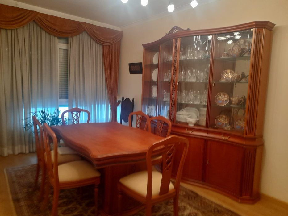 Conjunto completo ( mesa , cadeiras e móvel )