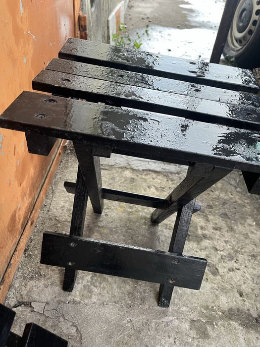 Чорні розкладні табурети