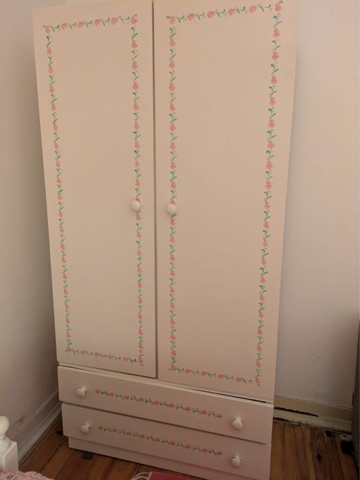 Roupeiro pintado com flores cor de rosa