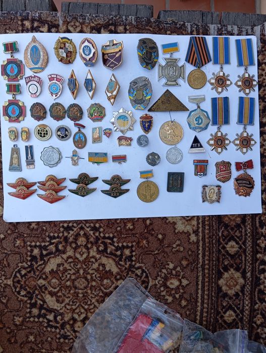 Великий вибір знаків, значків  різне.