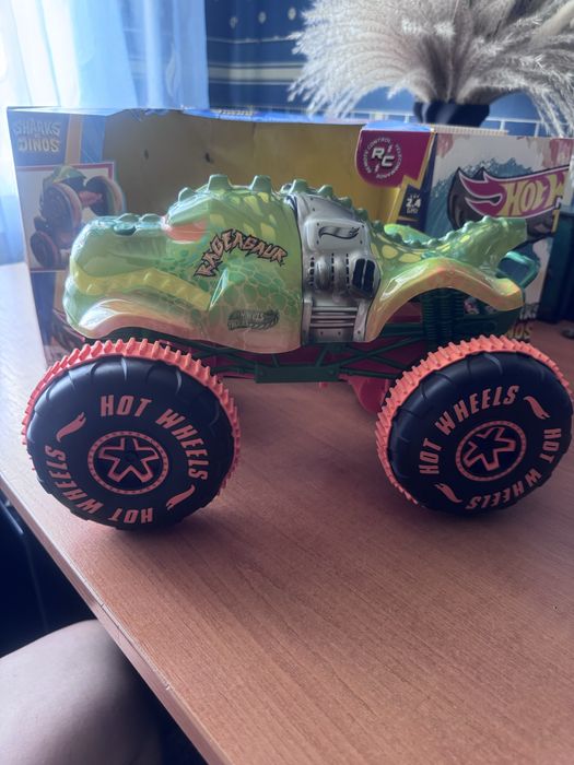Автомобиль на радиоуправлении Hot Wheels Monster Trucks