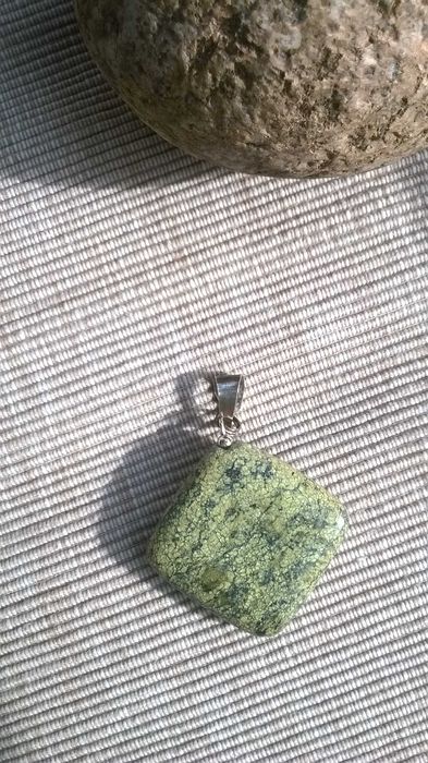 Zawieszka wisiorek - kamień naturalny zielony seledynowy - srebro