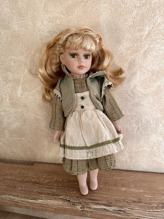 Фарфорова колекційна лялька, 35 см, в оригінальному одязі