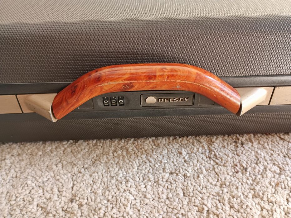 Mala executiva clássica rígida, marca DESLEY, medidas 47/36/15cm
Exemp