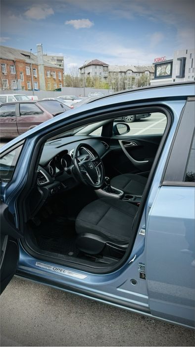 Продам Opel Astra j 2010