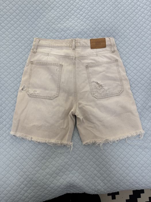Beżowe szorty do kolan Urban Outfiters bermudy