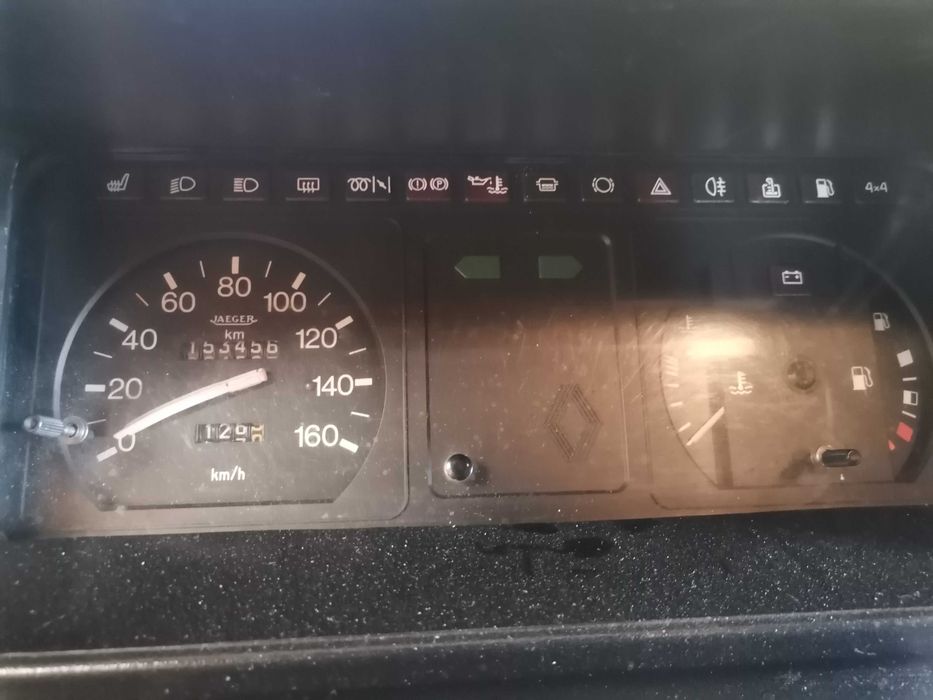 Carrinha Renault caixa fechada com sobreelevado