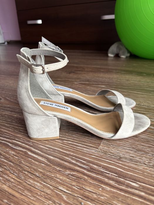 Замшеві сірі босоніжки steve madden 37