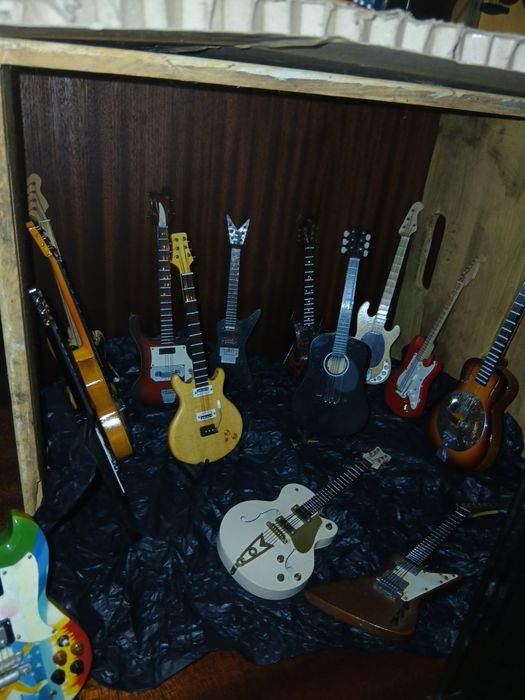 Colecao 24 minitura de viola e guitarra  por 200 €