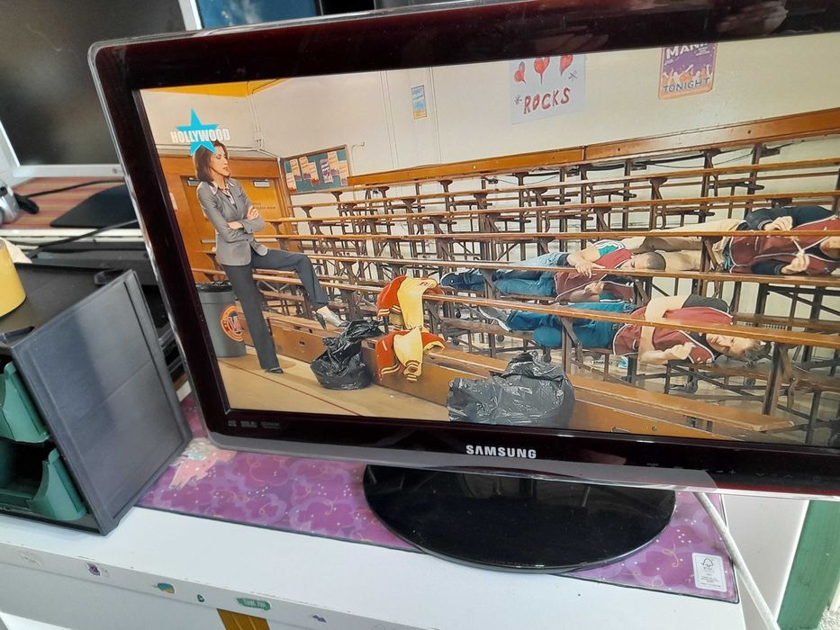 tv samsung 22" como nova funciona na perfeiçao.