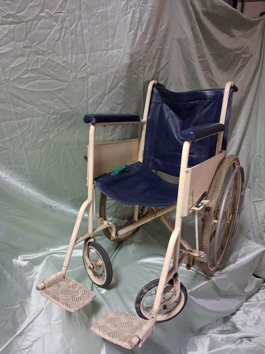 Cadeira de rodas antiga