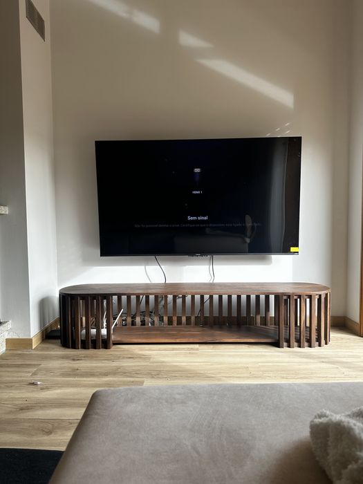 Vendo aparador de TV madeira de acácia escura