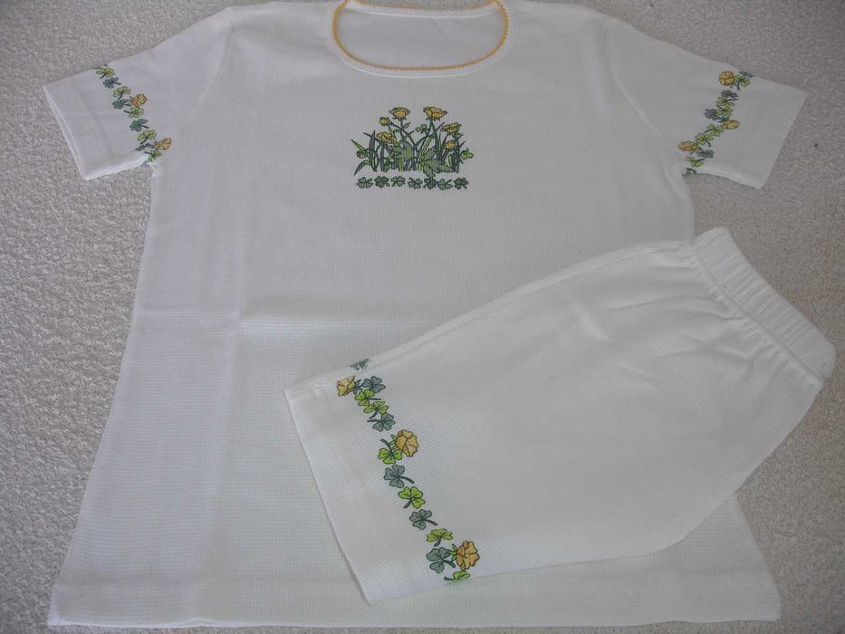 Camisas de noite e pijamas novos