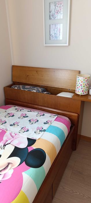 Cama solteiro e secretária