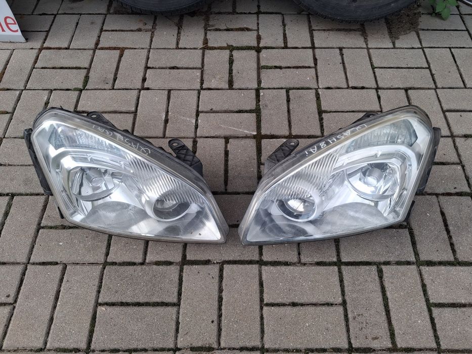 Nissan QaszQai 2007-2010r Lampy Przod Xenon