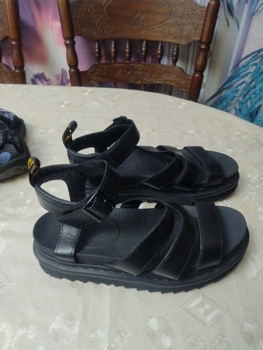 Продам босоніжки фірми Dr. Martens.