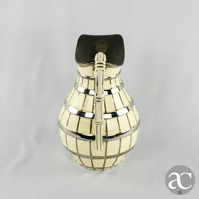 Jarro inglês em pó de pedra, tampa em estanho, finais do século XIX