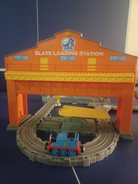 Comboio Thomas slate loading statuon