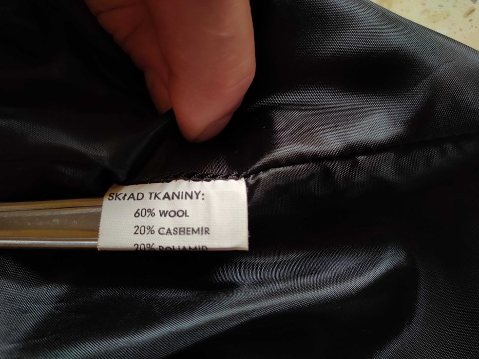 Krótki płaszczyk z kapturem.