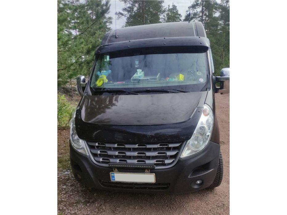 Козырек на лобовое стекло черный глянец для Renault Master 2011-2023