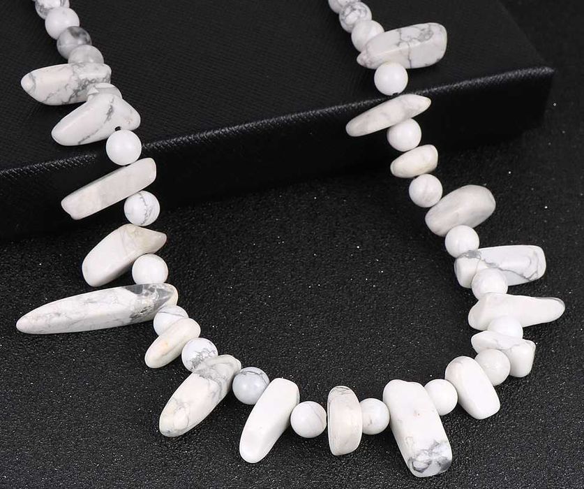 Naszyjnik z białego turkusu