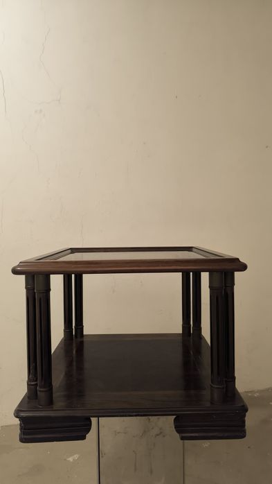 Mesa de apoio em madeira.