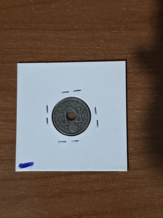 moeda francesa de 5 cêntimos datada de 1927,