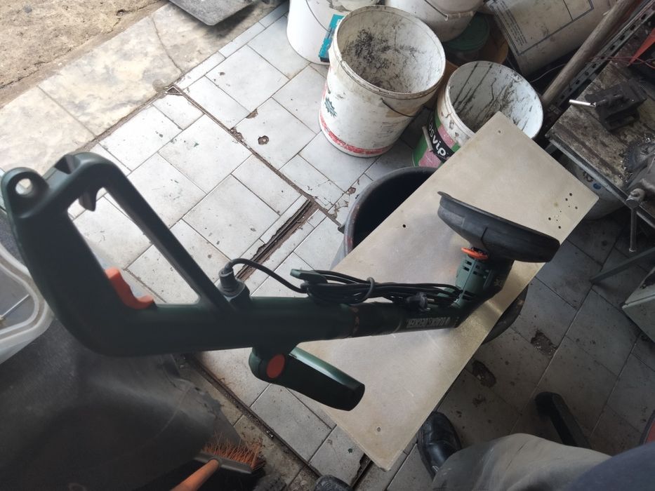 Roçadeira elétrica de jardim