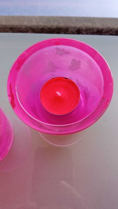 Porta velas  em vidro (rosa choque) 3€ os dois.