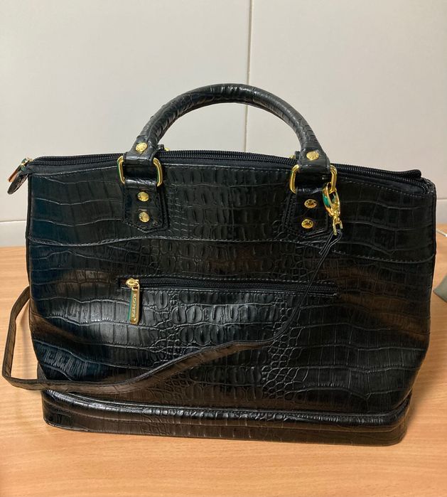 Mala de Senhora, em cor preta e com aplicações douradas