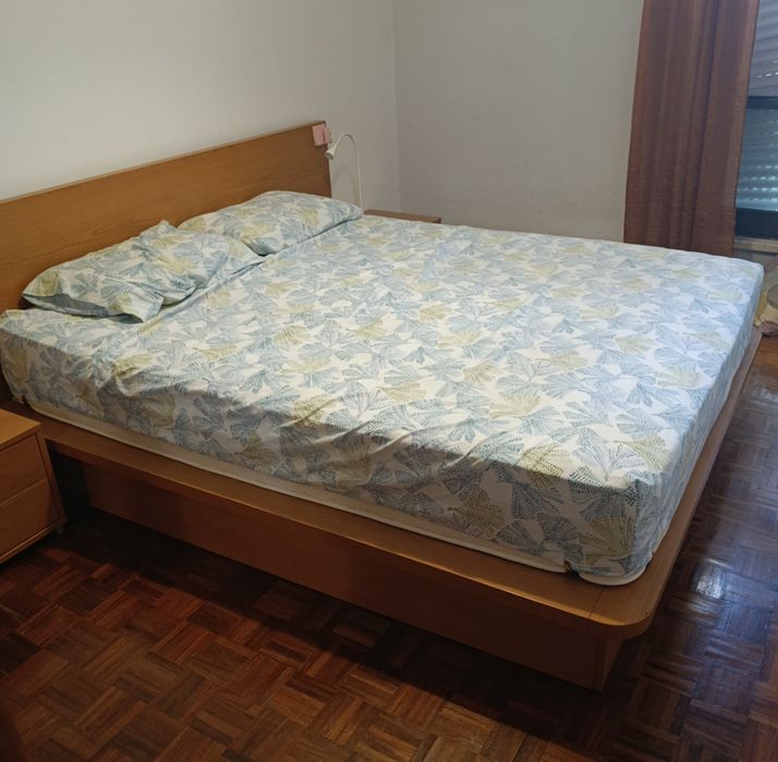 Cama de Casal em Madeira Maciça c/ Sommier Elevatório (Baú) + 2 Mesas de Cabeceira + Colchão