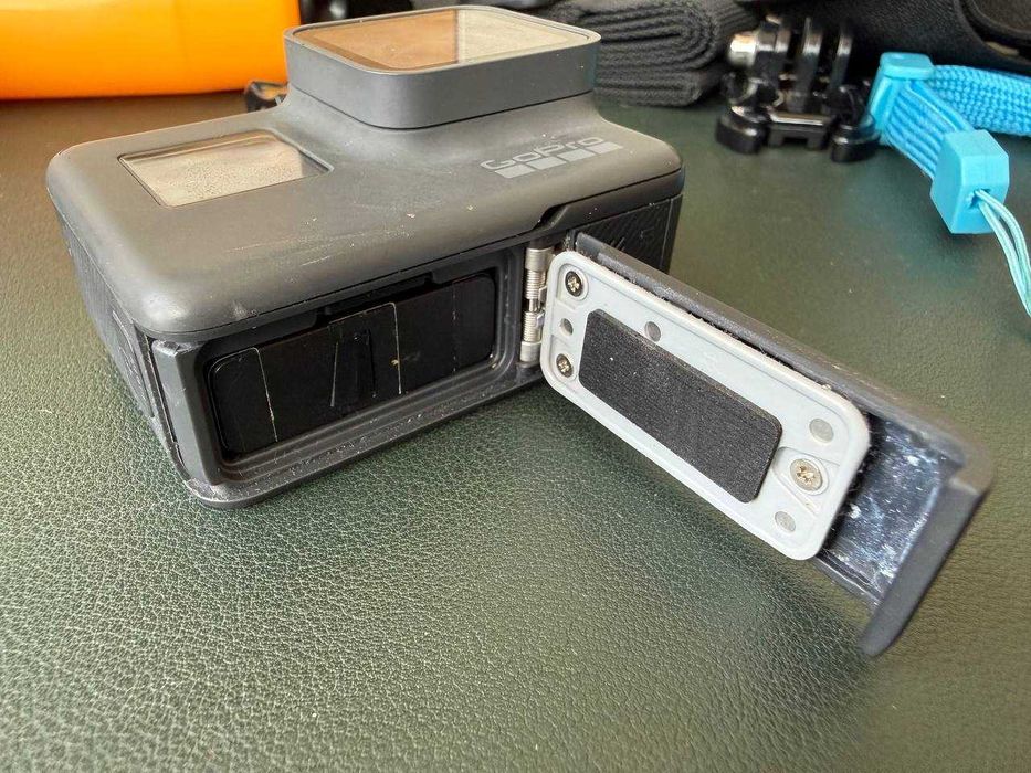 GoPro HERO5 Black + acessórios + 3 baterias + cartão 64GB