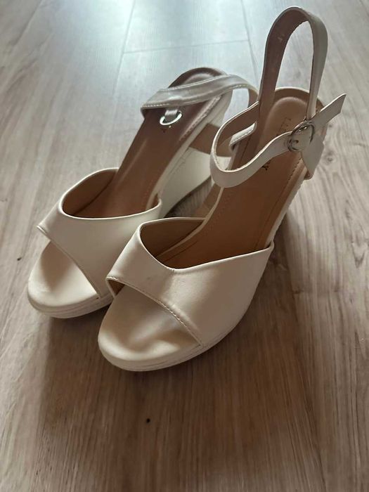 Sprzedam śliczne sandały na koturnie. Założone tylko raz - do ślubu.
