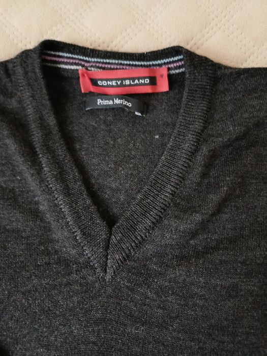 Szary sweter w serek 50%wełna merino L