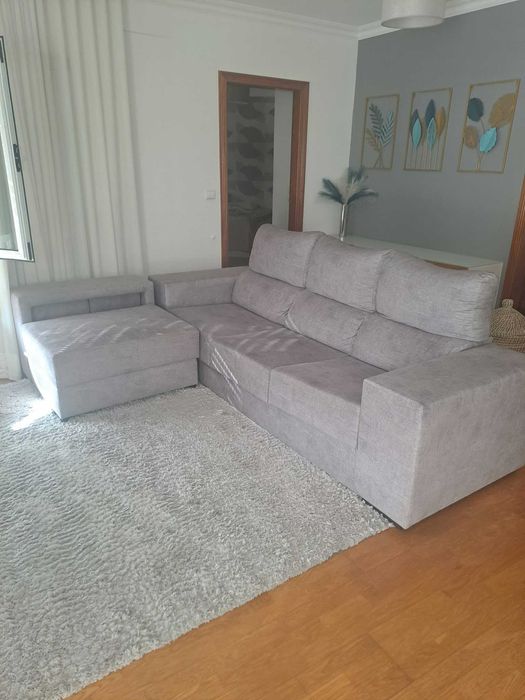 Sofa com chaise long e dois bancos amoviveis
