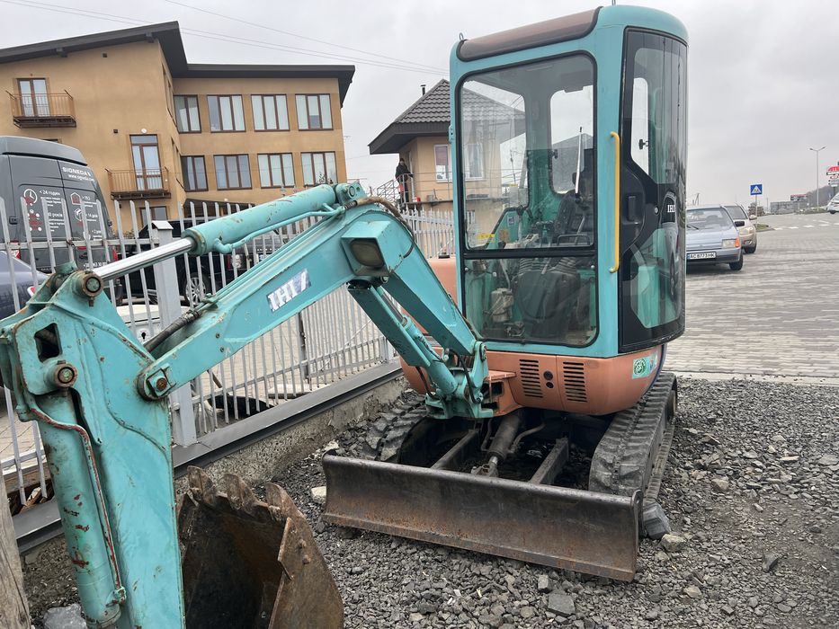 Мініекскаватор Японія