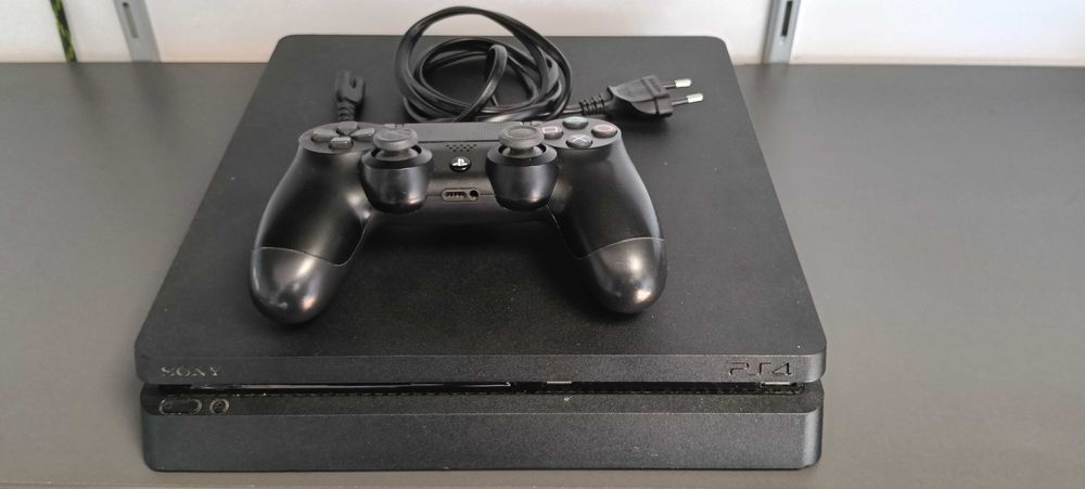 Konsola PS4 Slim 1TB + pad