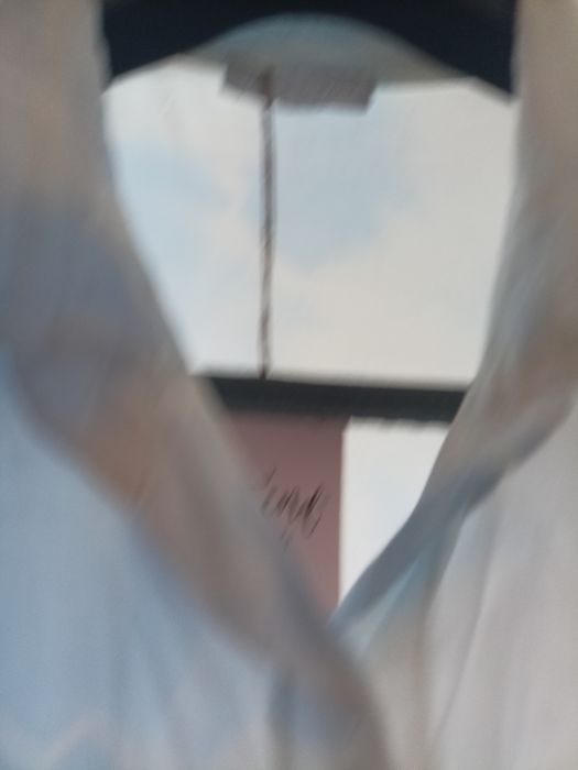 Sprzedam włoską, białą w błękitne obłoczki koszulę