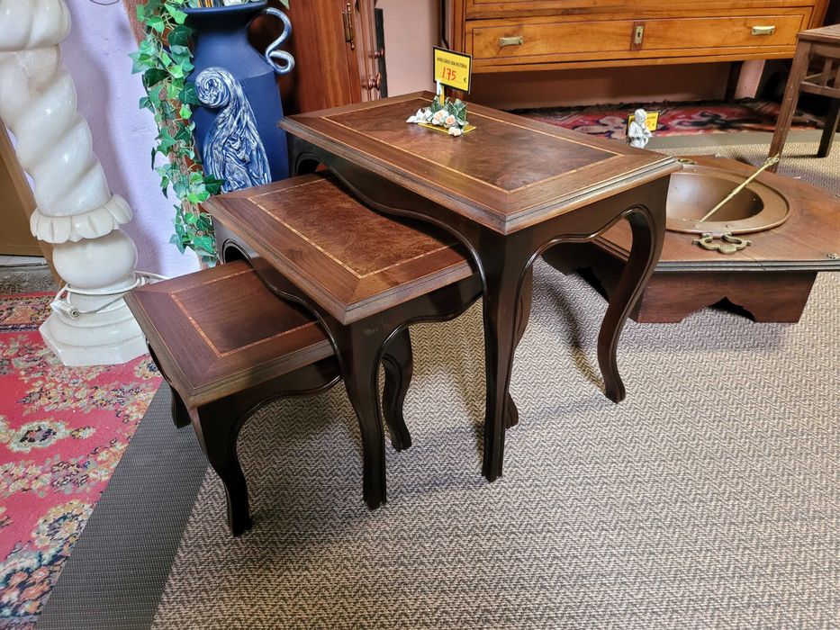 Conjunto de três mesinhas auxiliares - ótimo estad