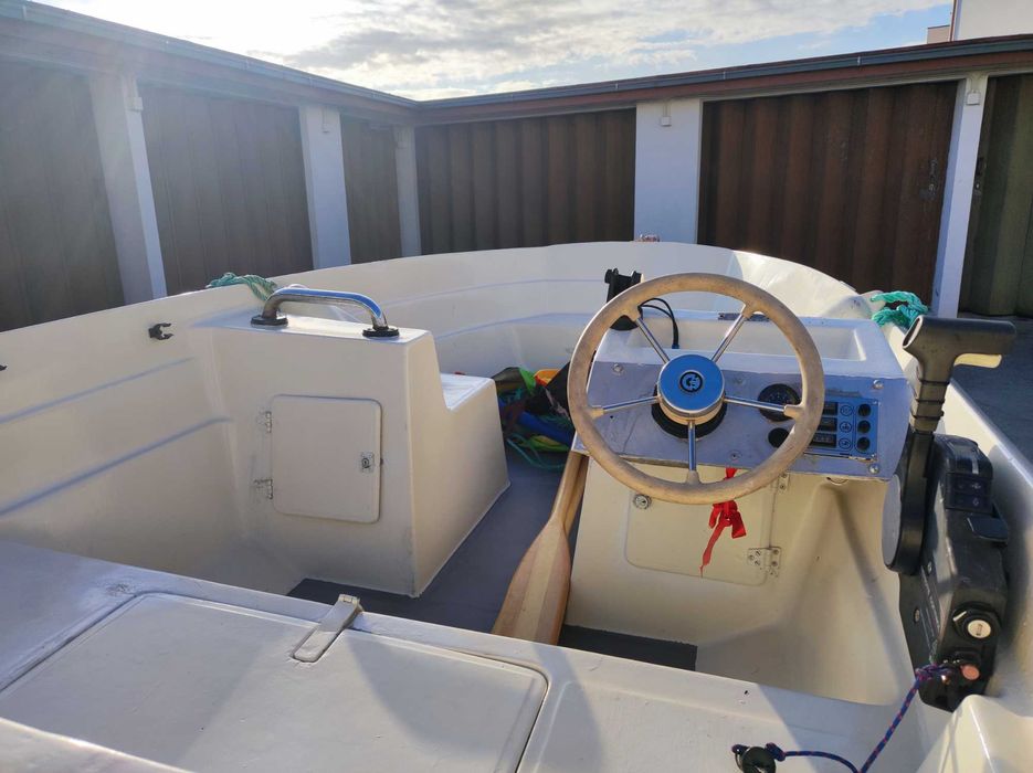 Barco com motor (Honda 25HP 4 tempos) e atrelado