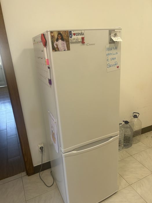 Geladeira 315 litros total 120€  / movel de tv 60€ / secretaria 60€