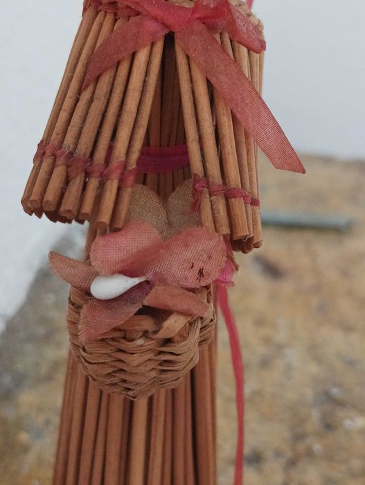 Bonecos feitos de palha trançada