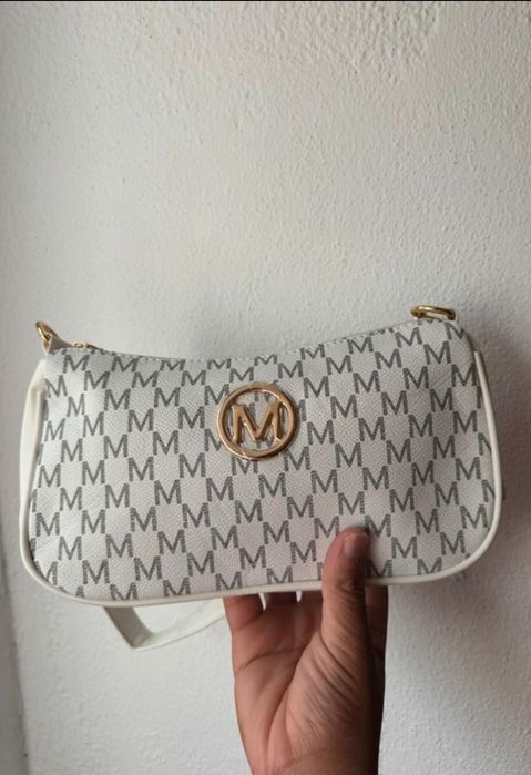 Bolsa de ombro branca com corrente Dourada