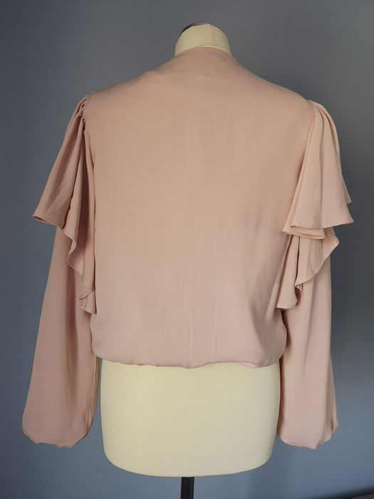 Pudrowa kurtka z falbanką