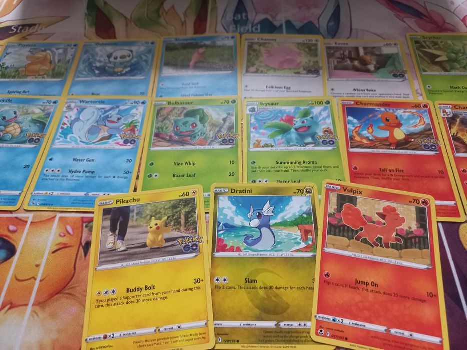 Zestaw 100 różnych oryginalnych kart pokemon.
