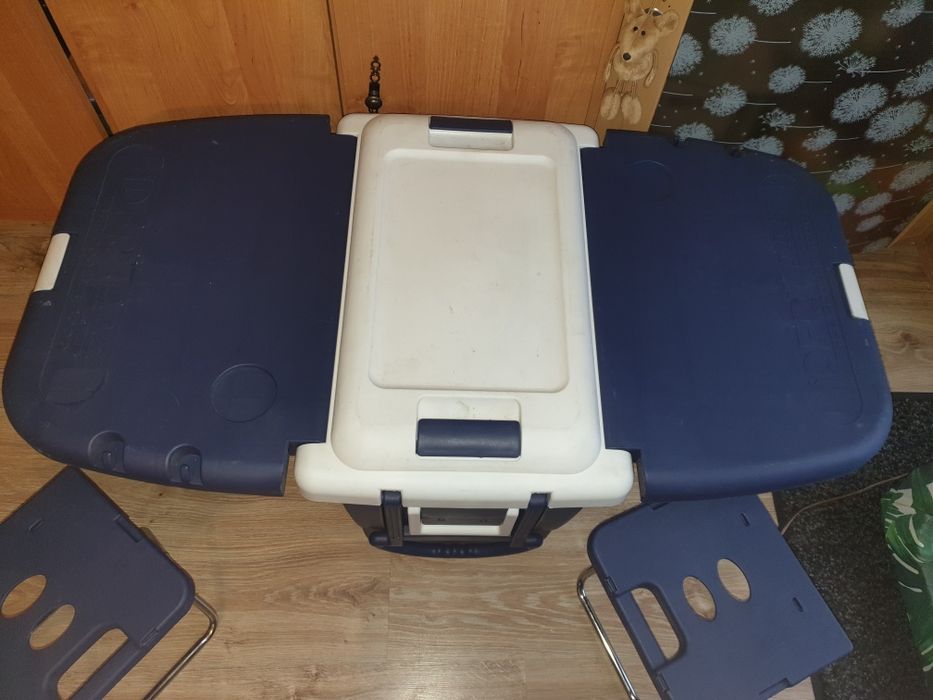 Lodówka turystyczna z krzesełkami