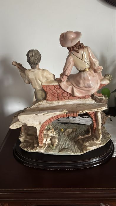Estatueta casal música e natureza