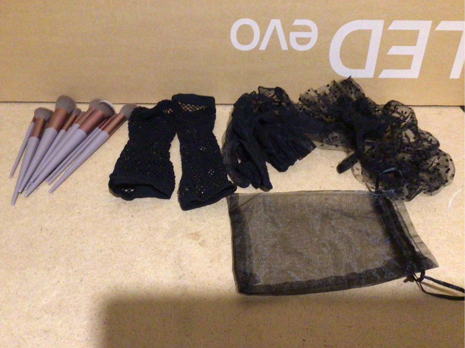 новое: чокеры с шипами 100 грн; перчатки 200 грн 3 пары