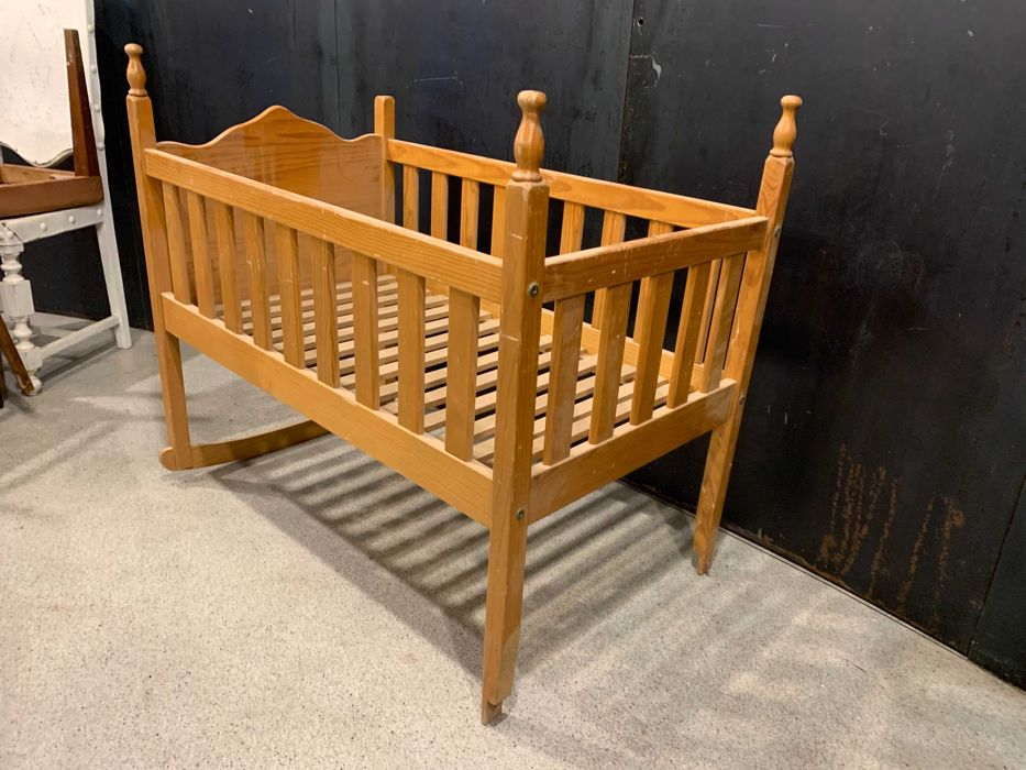 Berço antigo vintage de madeira pinho